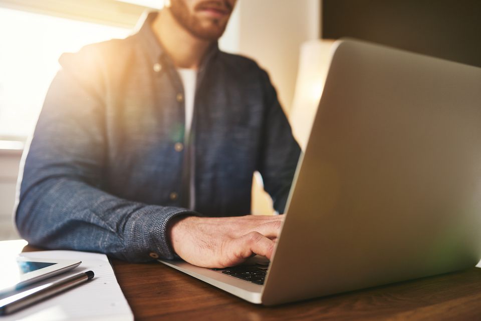 businessman-typing-in-data-on-the-computer-pbfwsct